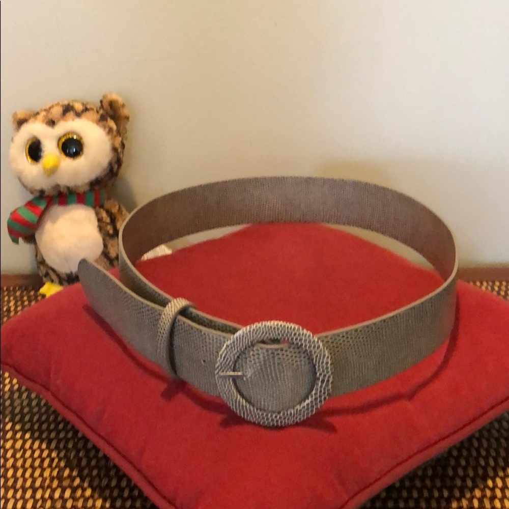 Grey belt. Size 6.